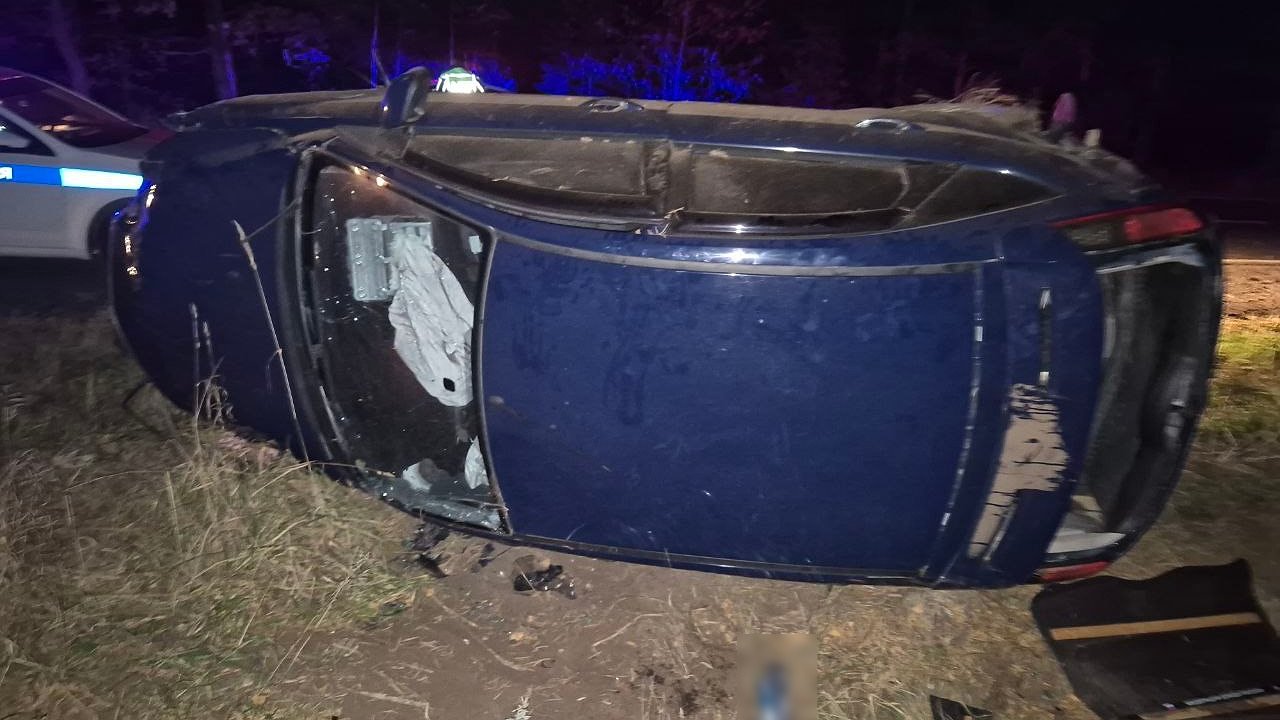 Главная картинка новости: В Костромской области  Ford слетел с трассы и перевернулся: есть пострадавшие