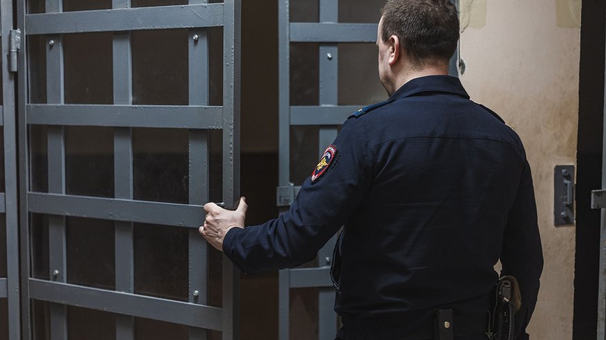 Главная картинка новости: В Костроме наркозависимая племянница украла бриллианты у тети