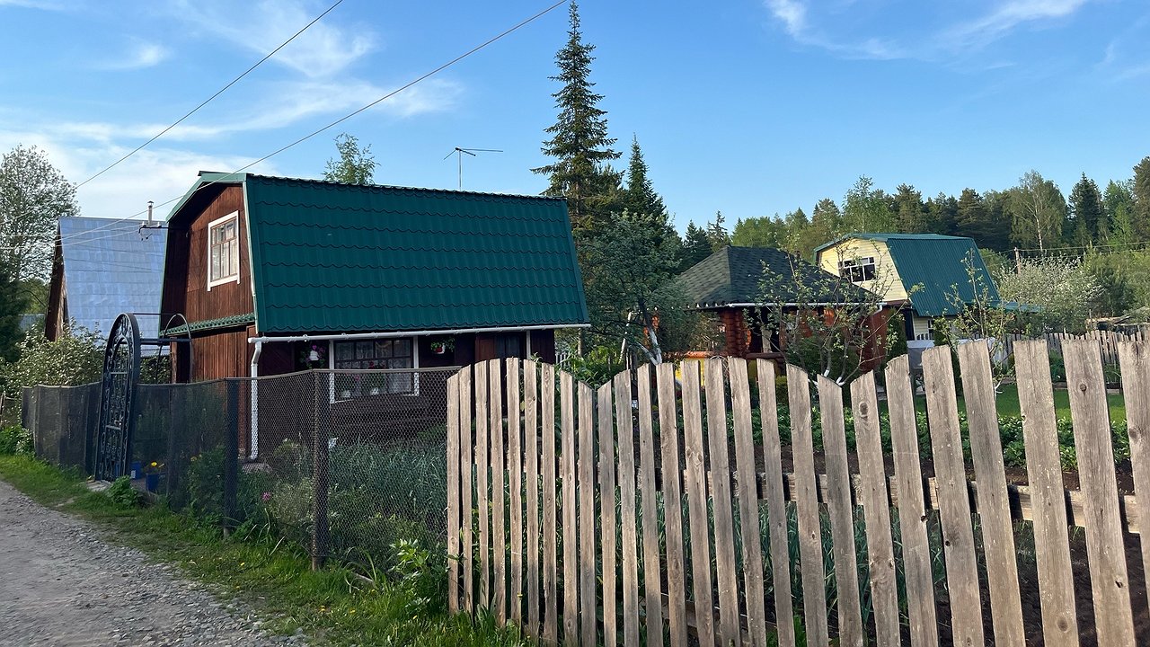 Главная картинка новости: Сосед сдвинул забор на метр, "подарив" мне кусок территории, но потом я понял его хитрость - теперь не знаю, как решить проблему