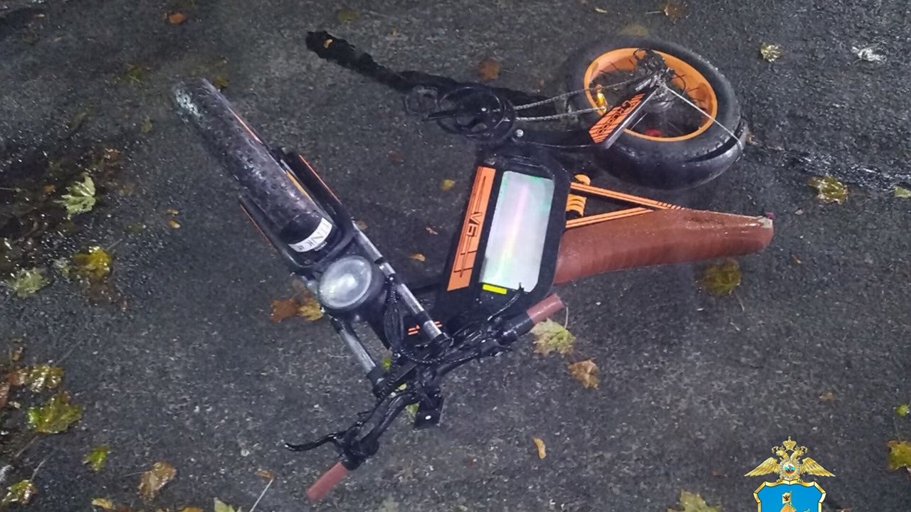 Главная картинка новости: В Костроме водитель BMW сбил подростка на электровелосипеде