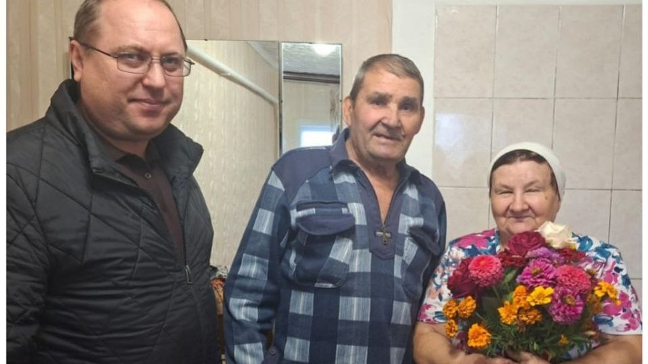 Главная картинка новости: В Мантуровском районе чествовали супружескую пару, отметившую золотую свадьбу