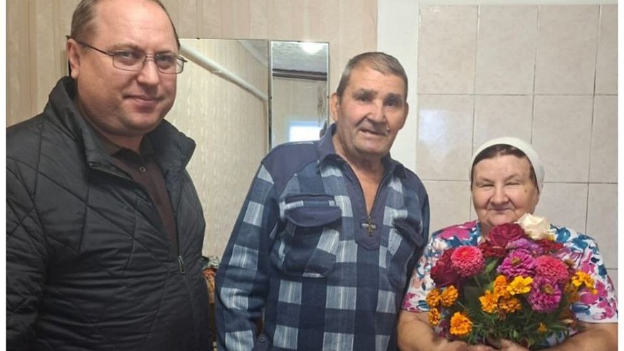 Главная картинка новости: В Мантуровском районе чествовали супружескую пару, отметившую золотую свадьбу
