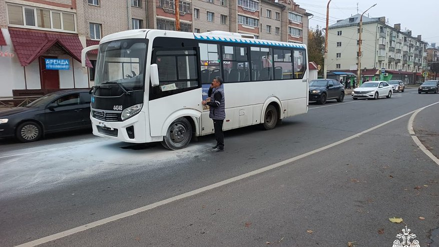 Главная картинка новости: В Костроме у железнодорожного вокзала загорелся автобус