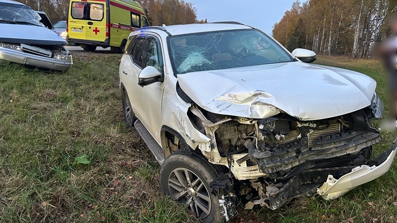 Главная картинка новости: В Костроме столкнулись ВАЗ и Toyota: пострадали четверо, включая ребенка