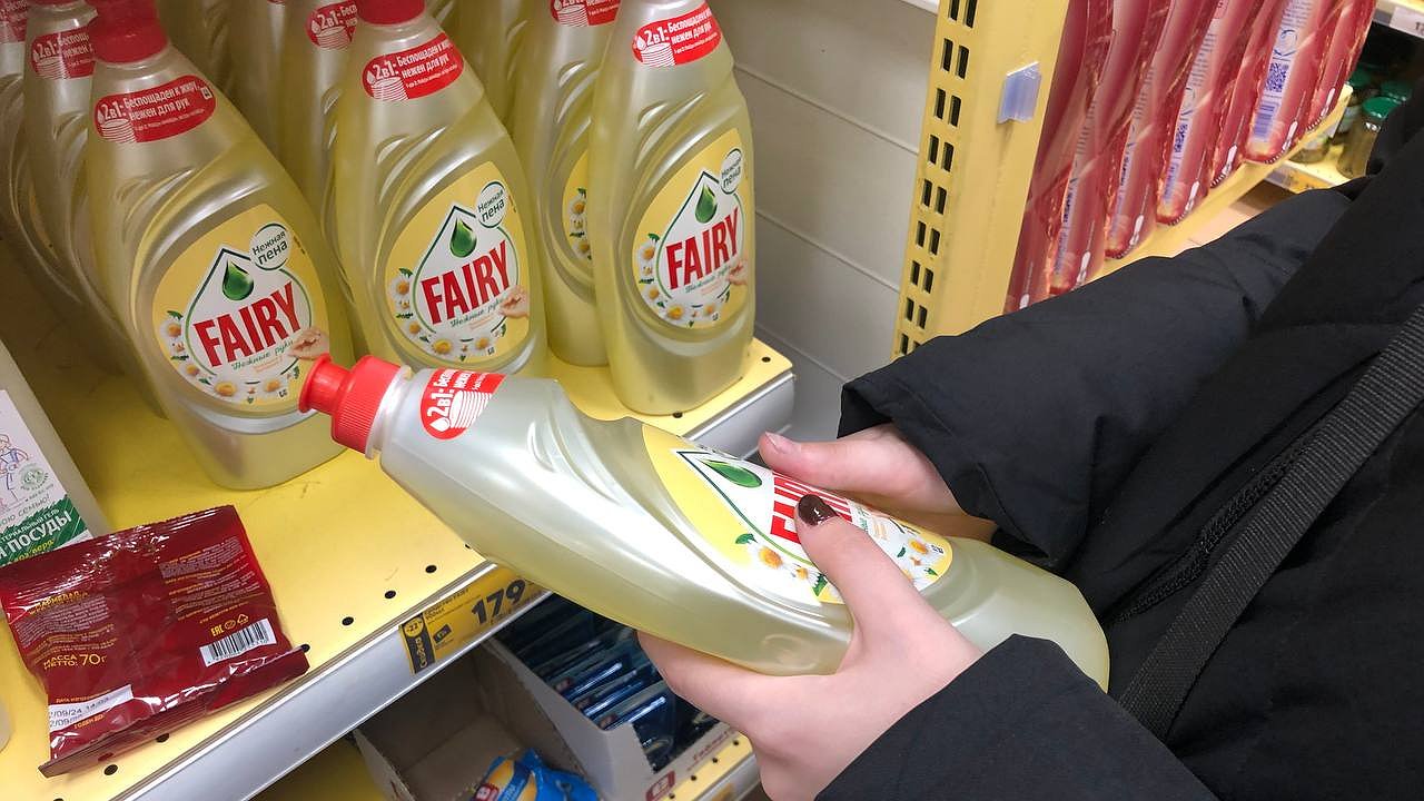 Главная картинка новости: Кратко и по делу: можно ли покупать в "Светофоре" мыло, гель для душа или порошки для стирки и недорогой шампунь? Отвечаю