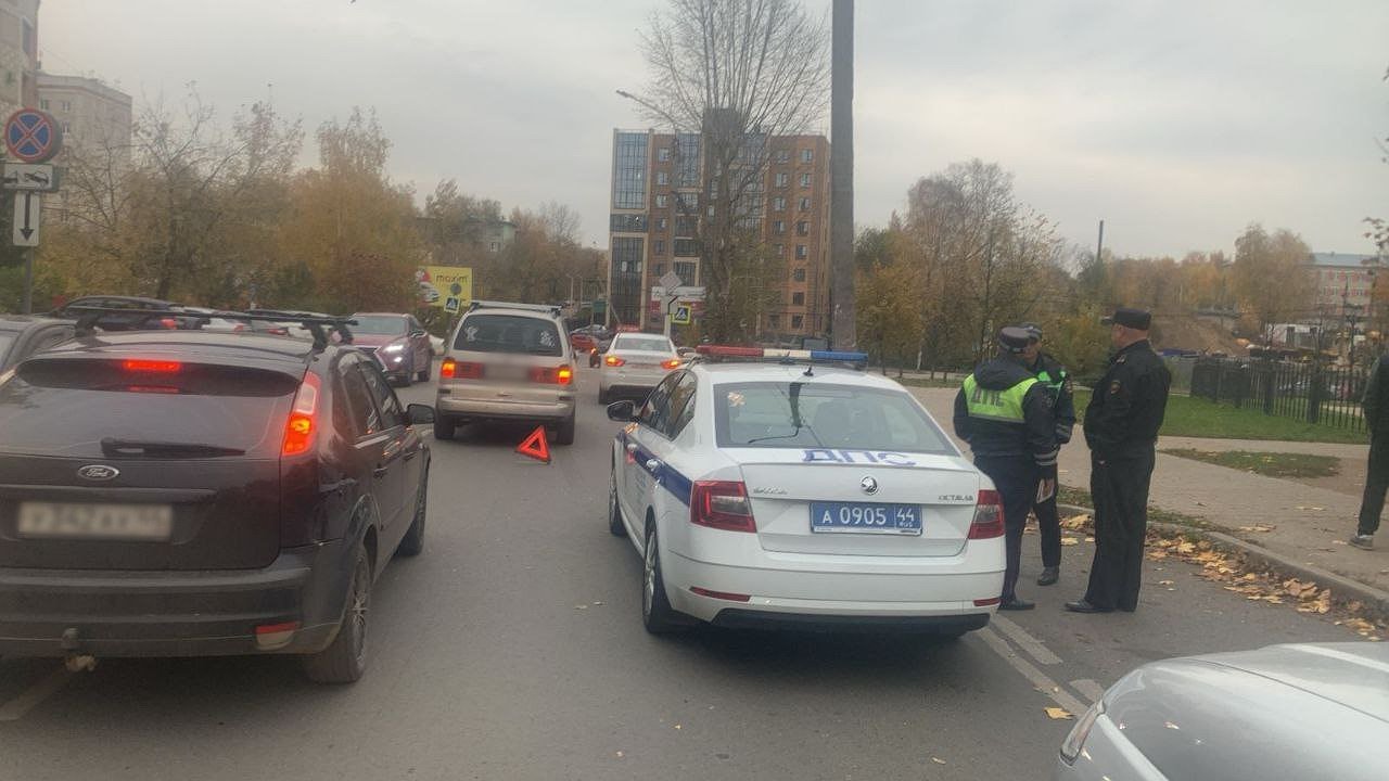 Главная картинка новости: В Костроме 16-летний юноша оказался под колесами иномарки