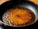 2 пакетика заливаю кипятком, и сковородка как новая: от жира и нагара не остается и следа