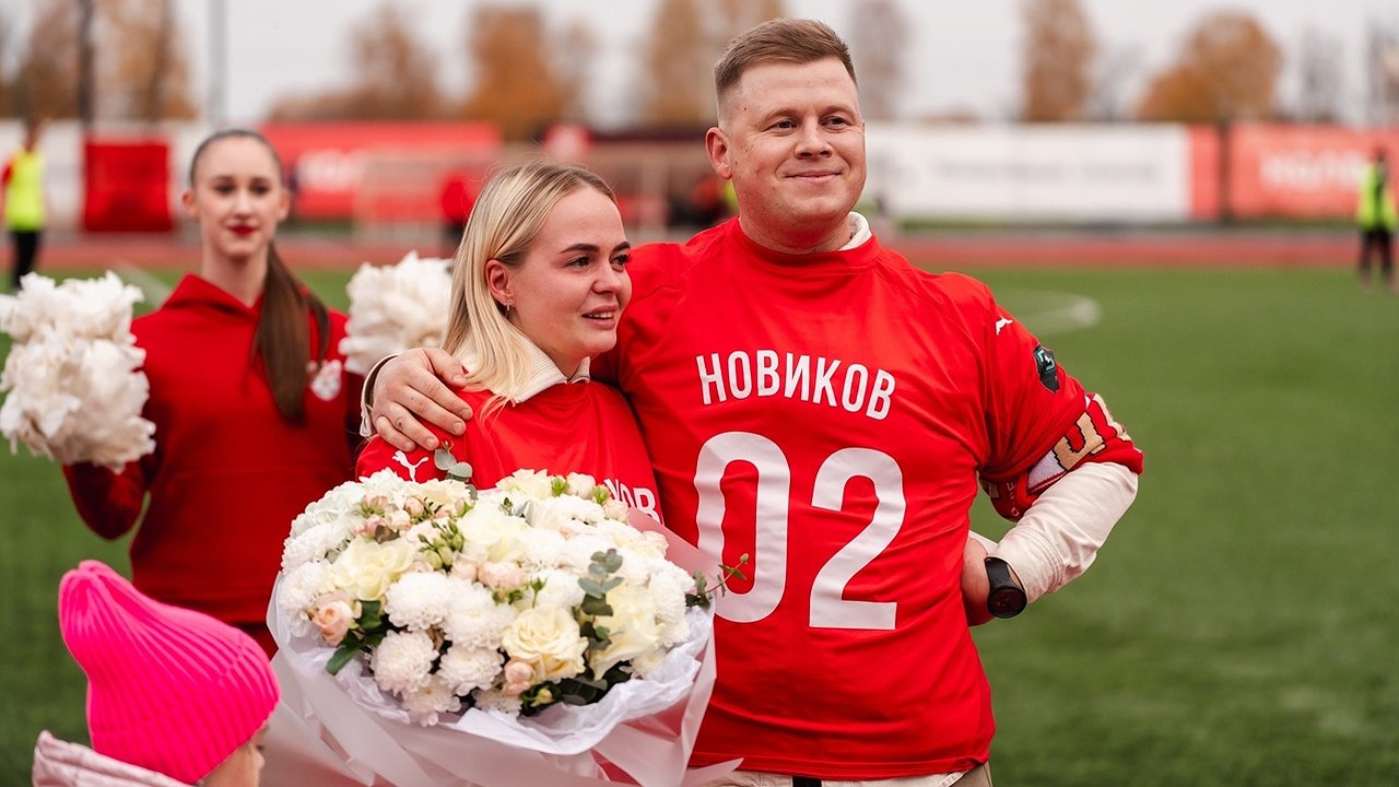 Главная картинка новости: Любовь к «Спартаку» объединила: костромич сделал предложение руки и сердца своей возлюбленной на стадионе