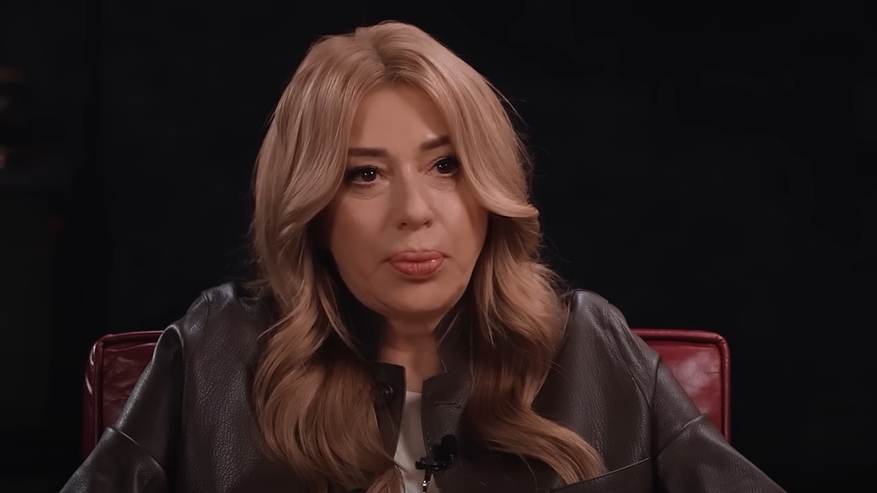 Главная картинка новости: «Сошла с ума, раз всем трусы показала»: как Алена Апина пережила измены, 9 ЭКО и возвращение на сцену