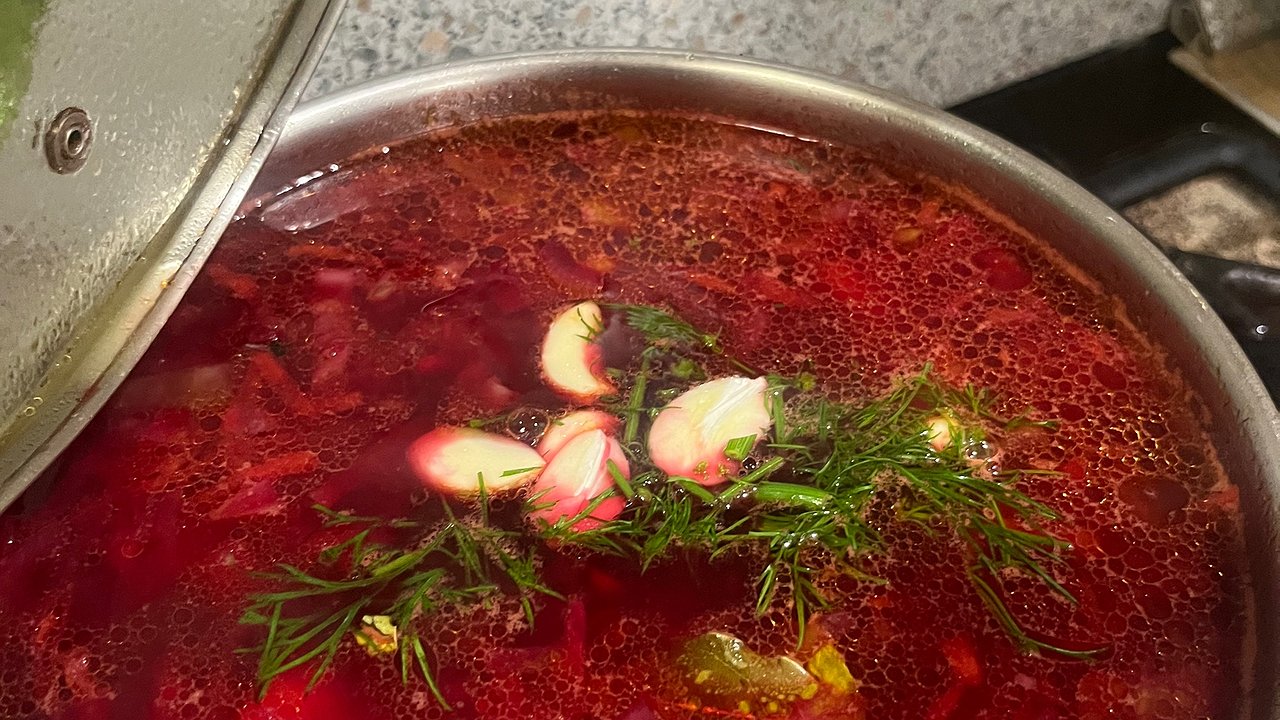 Главная картинка новости: Как варят настоящий борщ, а не суп со свеклой: нашла рецепт в книге 1952 года. Есть 2 тонкости: от них зависит вкус и рубиновый цвет