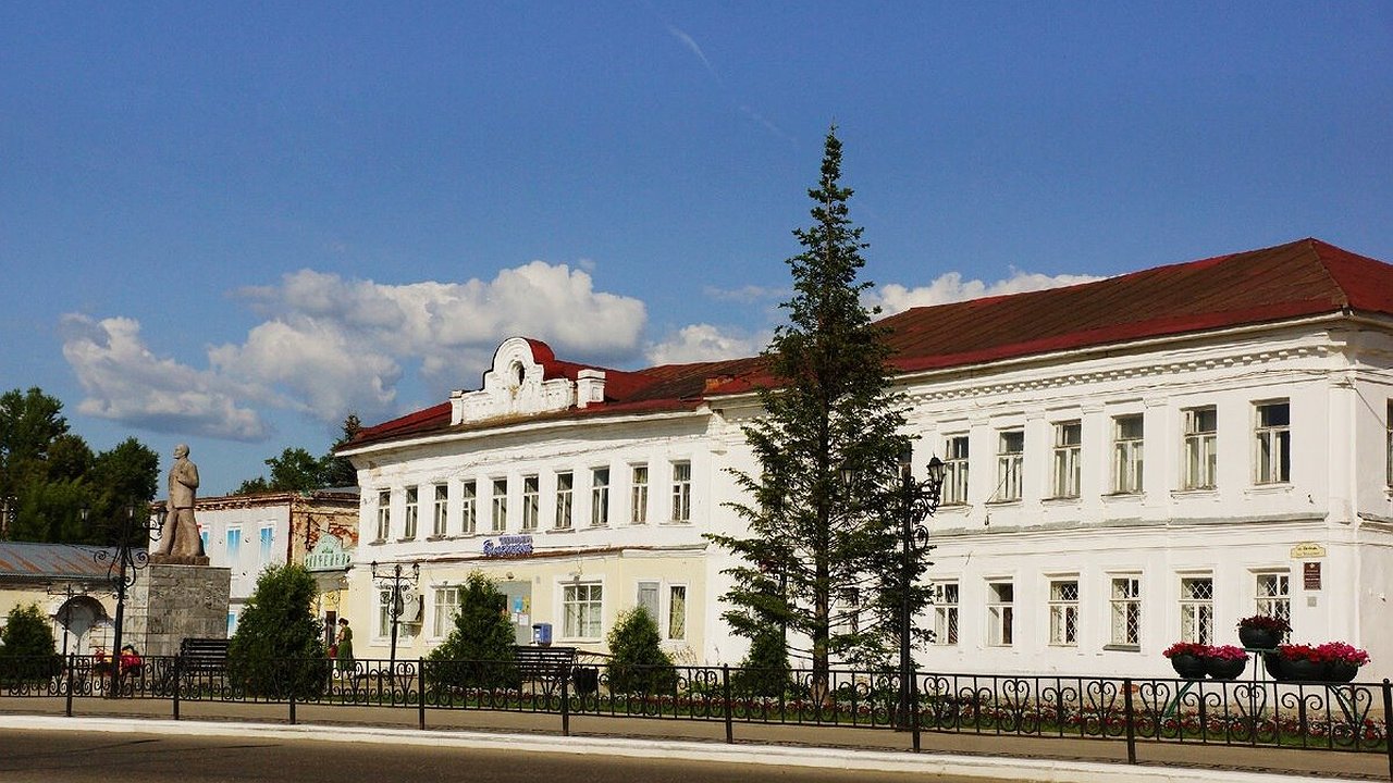 Главная картинка новости: В Нерехте Костромской области на площади Свободы проверят состояние двухэтажного особняка в стиле раннего классицизма