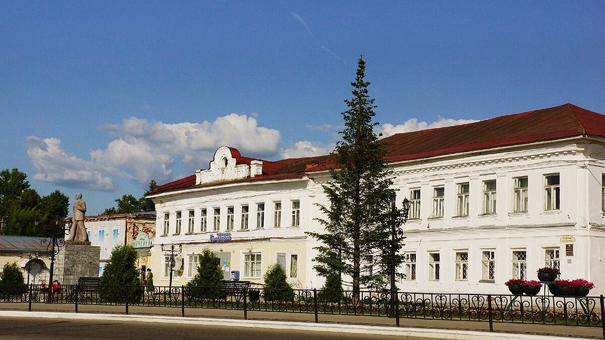 Главная картинка новости: В Нерехте Костромской области на площади Свободы проверят состояние двухэтажного особняка в стиле раннего классицизма