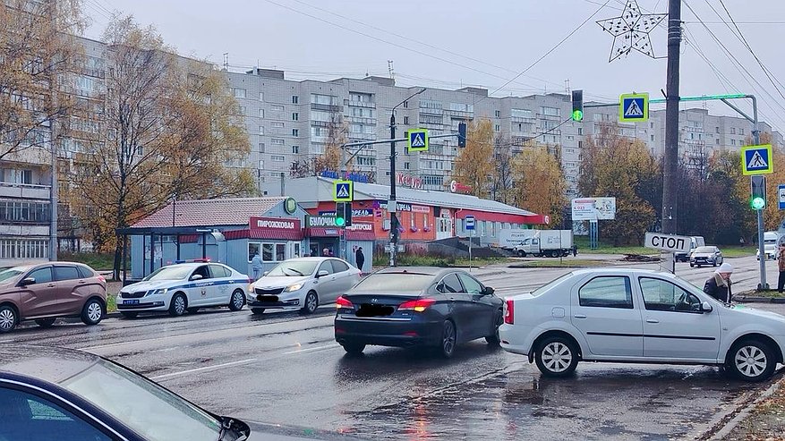 Главная картинка новости: В Костроме "Лада" сбила подростка на пешеходном переходе
