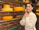В Костроме известная российская телеведущая подоила корову