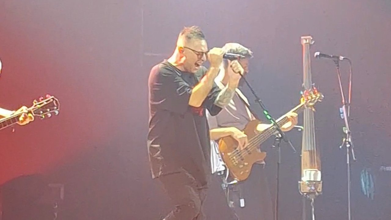 Главная картинка новости: На концерте группы "Звери" костромички одарили вокалиста цветами (16+)