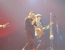 На концерте группы "Звери" костромички одарили вокалиста цветами (16+)