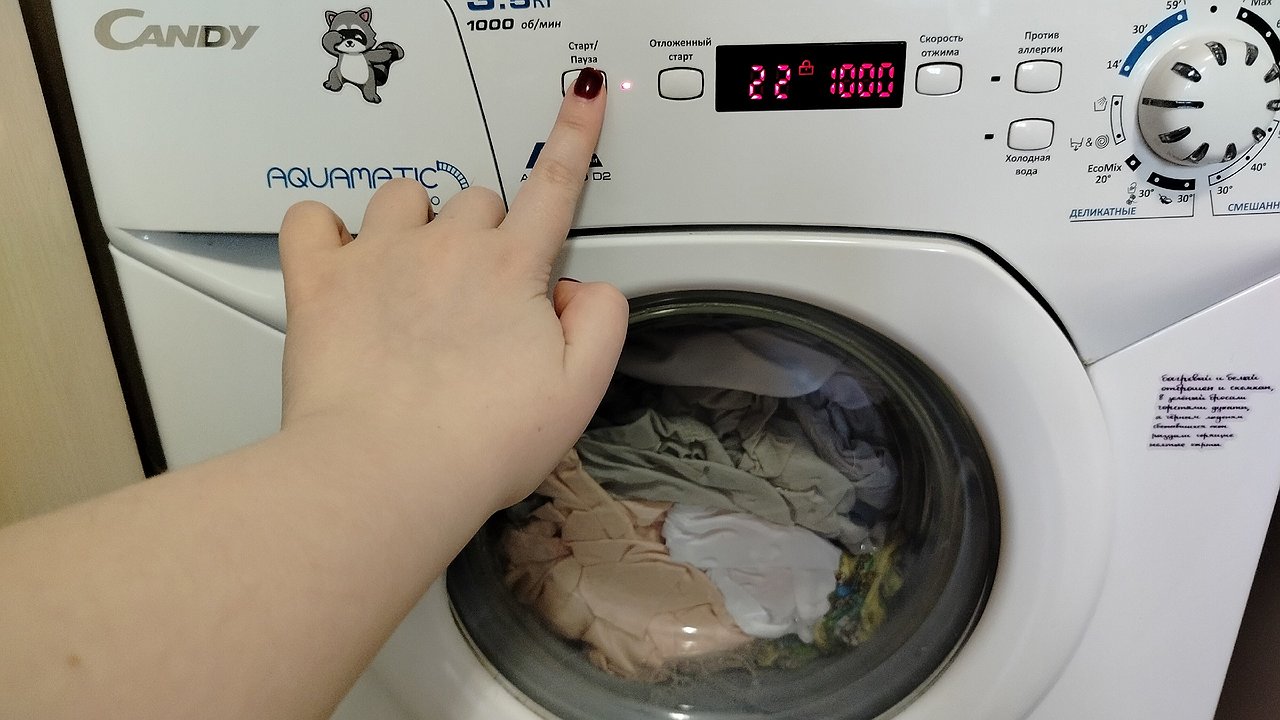Главная картинка новости: 1 стакан в барабан — и вещи белее снега: прачка со стажем постоянно замешивает в стиралку вместе с порошком это копеечное средство