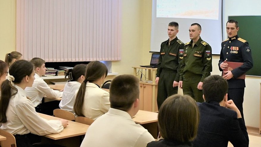 Главная картинка новости: Двенадцать участников СВО стали педагогами в костромских школах
