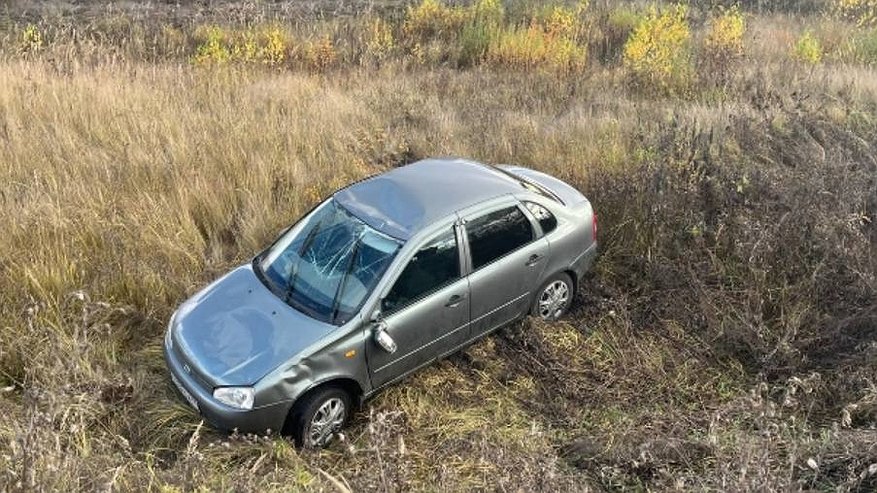 Главная картинка новости: Двухмесячный ребенок пострадал при опрокидывании "Лады" в кювет в Костроме