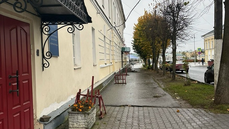 Главная картинка новости: Суд заставит собственников отремонтировать здание XIX века в Костроме