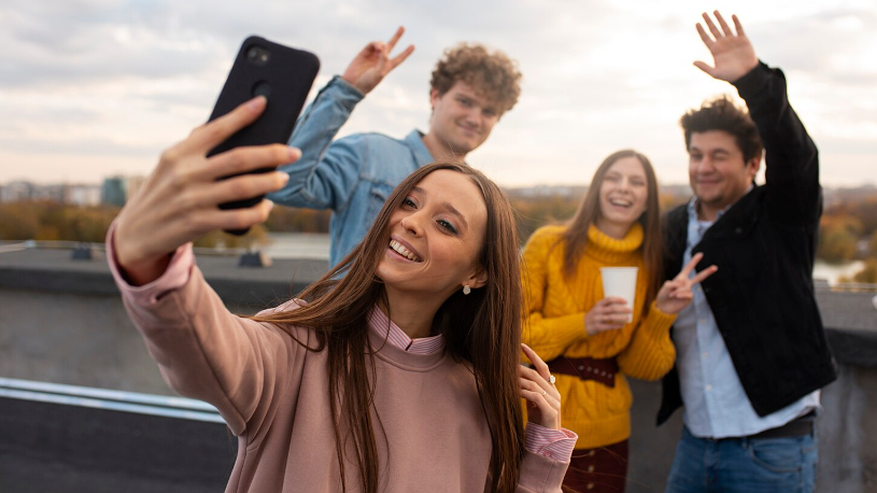 Главная картинка новости: Как социальные сети влияют на общество: реальность, цифры и последствия