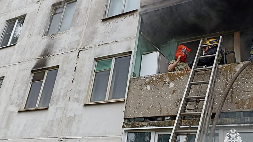 Главная картинка новости: В Костромской области огнеборцы спасли 4 детей и 14 взрослых на пожаре