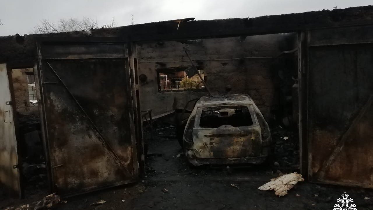 Главная картинка новости: В Костромском районе пожар полностью уничтожил гараж и автомобиль "Лада"