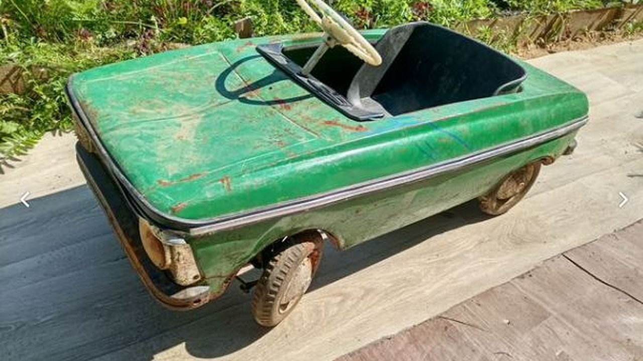 Главная картинка новости: Назад в СССР: костромские барахолки предлагают педальные машины, кукол и выжигатели родом из детства