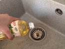Уходя из дома, заливаю немного подсолнечного масла в раковину - результатом довольна как слон