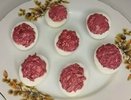 Дешево, ярко и с характером, как год Огненной Лошади: яйца со свеклой, от которых никто не уйдёт равнодушным - идеальная закуска