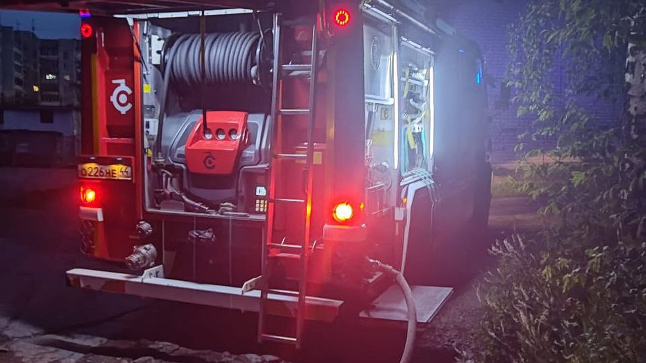 Главная картинка новости: В Костромской области спасатели извлекли людей из автомобиля, упавшего в реку