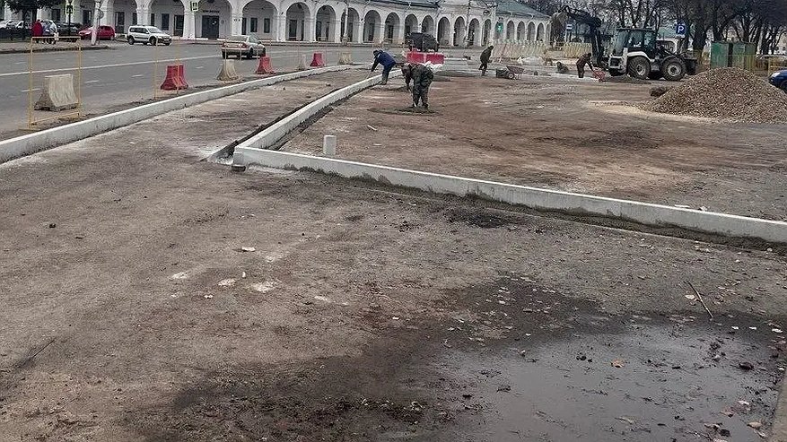 Главная картинка новости: В Костроме сохранится парковка у памятника Юрию Долгорукому