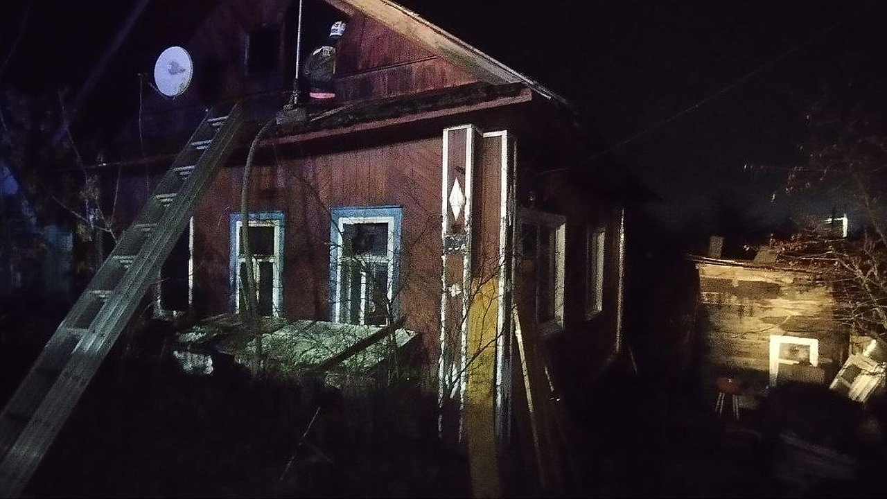Главная картинка новости: Ночью в Ветлужском Костромской области загорелся частный дом на улице Рабочей