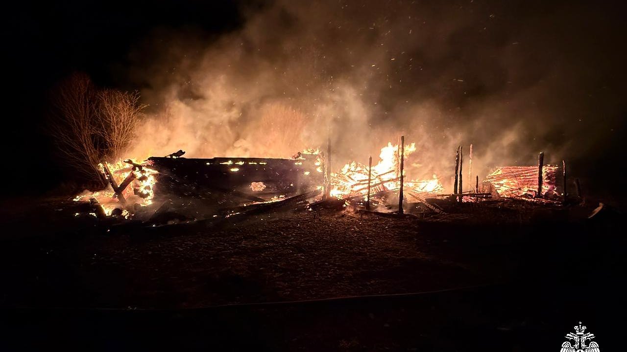 Главная картинка новости: В Костромской области пожар уничтожил дом, баню и хозпостройку