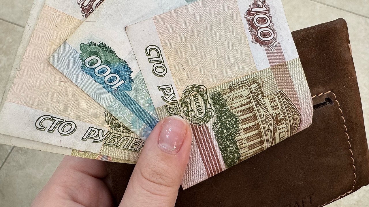 Главная картинка новости: Россияне переходят на альтернативные платежные инструменты, а наличные оставляют на подарки и чаевые