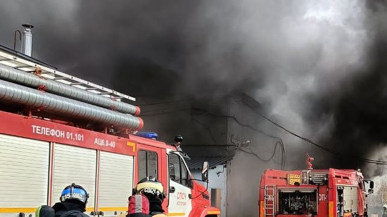 Главная картинка новости: В Костроме загорелся лакокрасочный цех