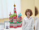 В Костроме школьник три года создавал из бумаги макет храма Василия Блаженного