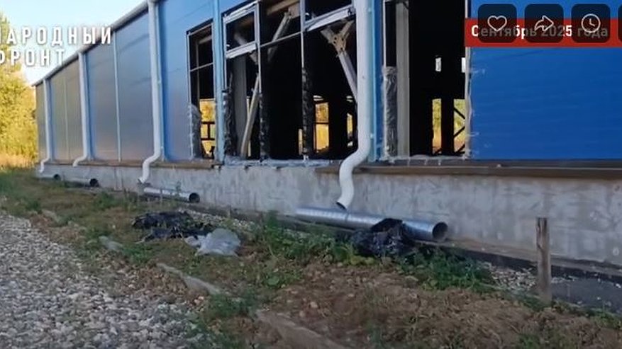 Главная картинка новости: Семь рабочих на стройке: ледовая арена в Шарье все еще не готова