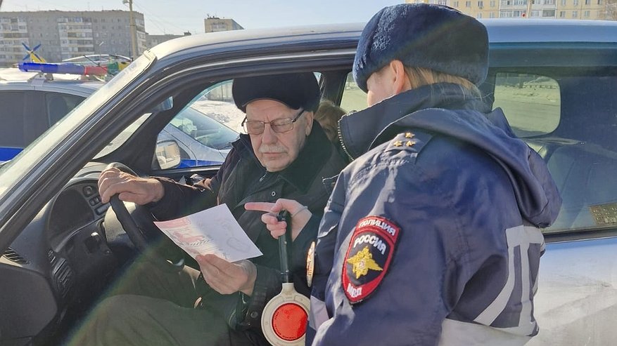 Главная картинка новости: В ГАИ все объяснили: до какого возраста можно водить машину - пенсионерам назвали возрастные ограничения