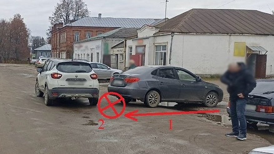 Главная картинка новости: В Костромской области водитель Hyundai въехал в припаркованный Renault: есть пострадавшая