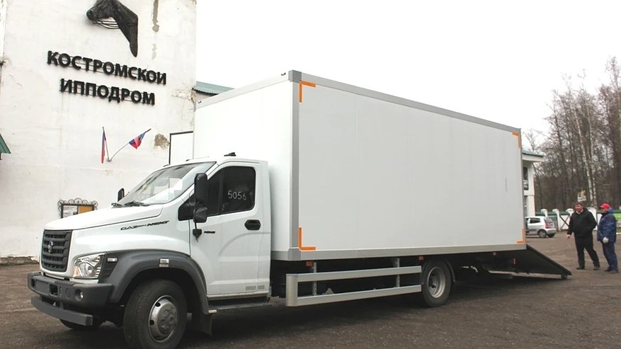 Главная картинка новости: Ипподрому в Костроме подарили новый коневоз