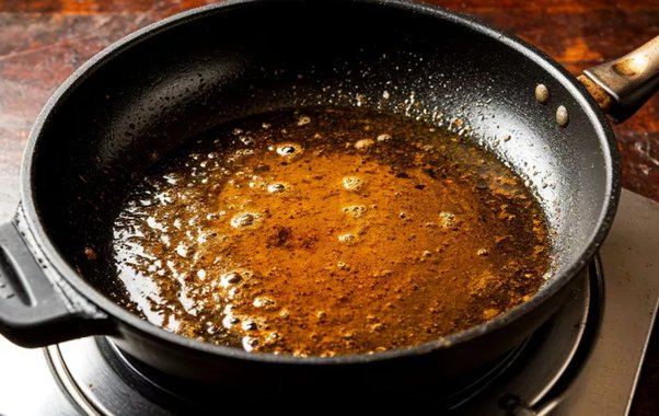 Два пакетика заливаю кипятком, и сковородка блестит как бриллиант: от жира и нагара не остается и следа