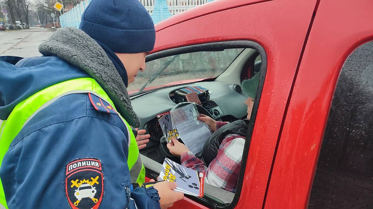 Главная картинка новости: Остановил инспектор ГИБДД, а сзади пассажир не пристегнут, сразу выписывают штраф: вот кто должен платить и как вести себя по закону