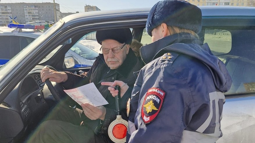 Главная картинка новости: Инспектор ДПС остановил пенсионера — потребовал у него медсправку, но услышал грамотный ответ и развел руками