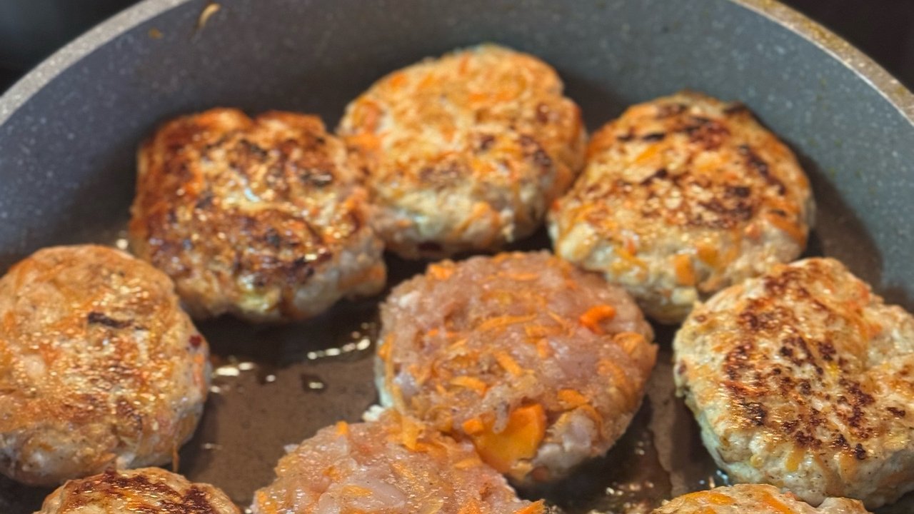 Главная картинка новости: Котлеты из рыбных консервов готовлю, как никто из знакомых: от мясных не отличить, а стоят в 5 раз дешевле – вкусно и просто