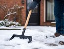 Надоело всю зиму махать лопатой перед домом? Нашел с соседями 3 других способа: они лучше и удобнее во всем