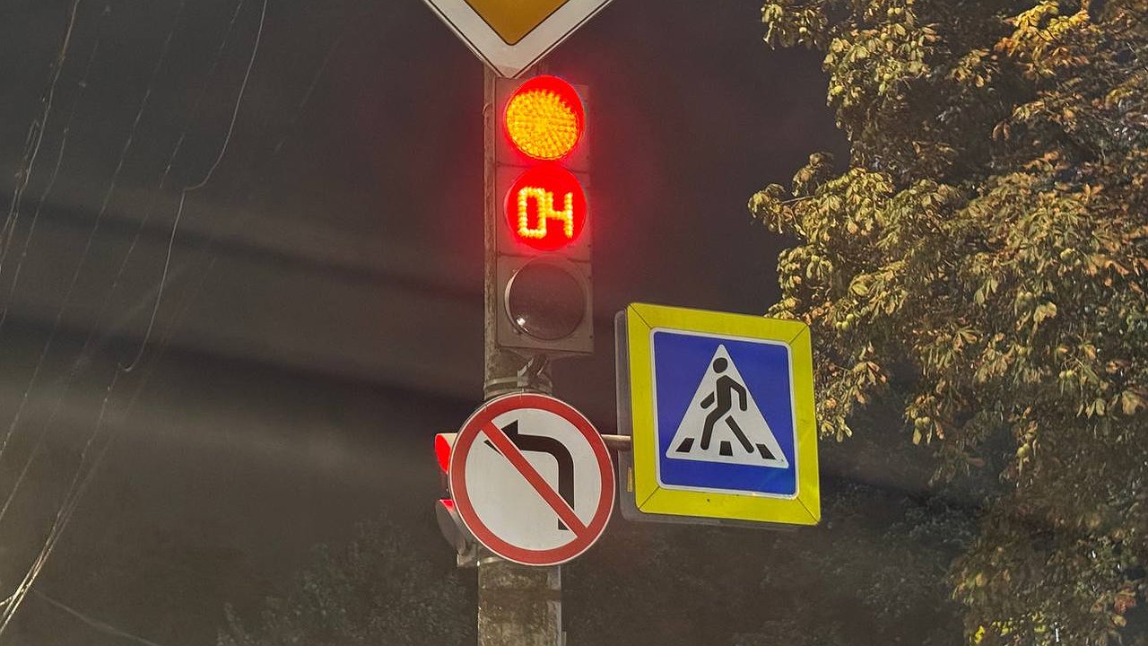 Главная картинка новости: В ГАИ разъяснили, что делать, если вы уже пересекли стоп-линию и загорелся красный сигнал светофора