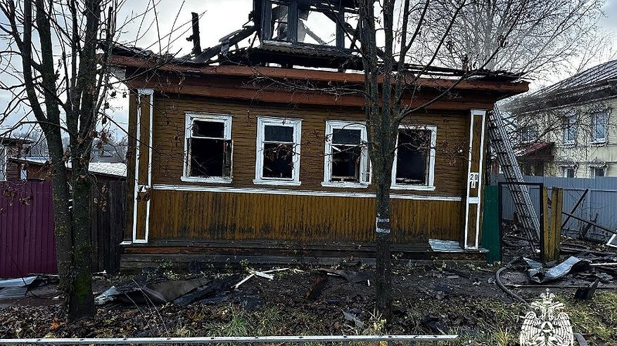 Главная картинка новости: В поселке Островское огонь едва не уничтожил частный жилой дом