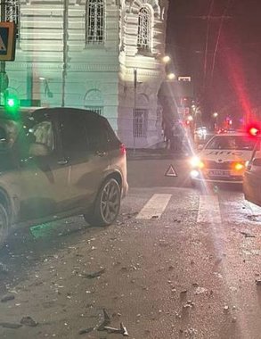 В Костроме после столкновения с ВАЗ водитель BMW врезался в ЛЭП: есть пострадавшие