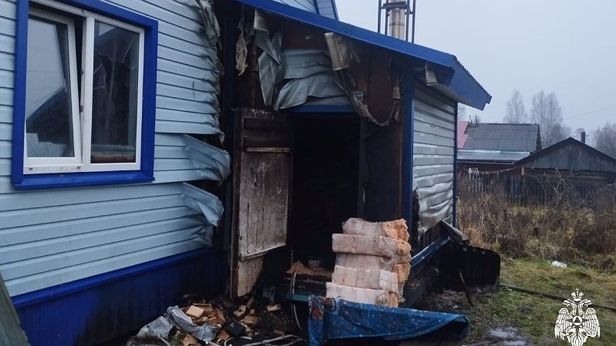 Главная картинка новости: В Шарье из горящего дома спасли четверых детей и троих взрослых